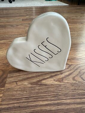 Heart-Shaped Ceramic Decor with KISSES Script - Cream